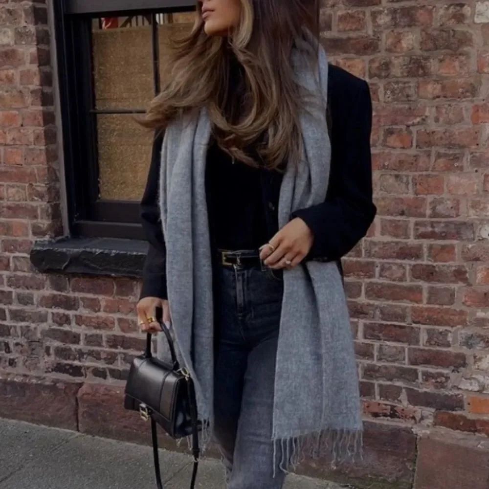 Gray  scarf - Picture 2 of 4
